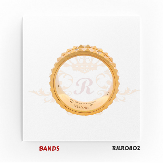 Luxurious 22kt yellow gold ring featuring a bold faceted edge and sparkling bezel-set diamonds, crafted for a strong and sophisticated style. Model RJLR0802