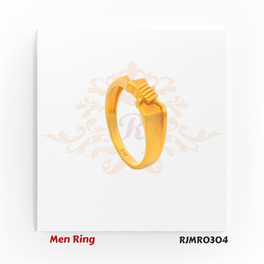 Gold men’s ring with a clean, streamlined band accented by a stepped ridge pattern, perfect for an understated modern statement. Model RJMR0304.