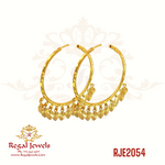 22k gold Bali earring with plain gold and Patra hangings, featuring a traditional Punjabi Bali design. SKU: RJE2054. Weight: 8.70 grams. Height: 4.1cm. Width: 3.1cm.