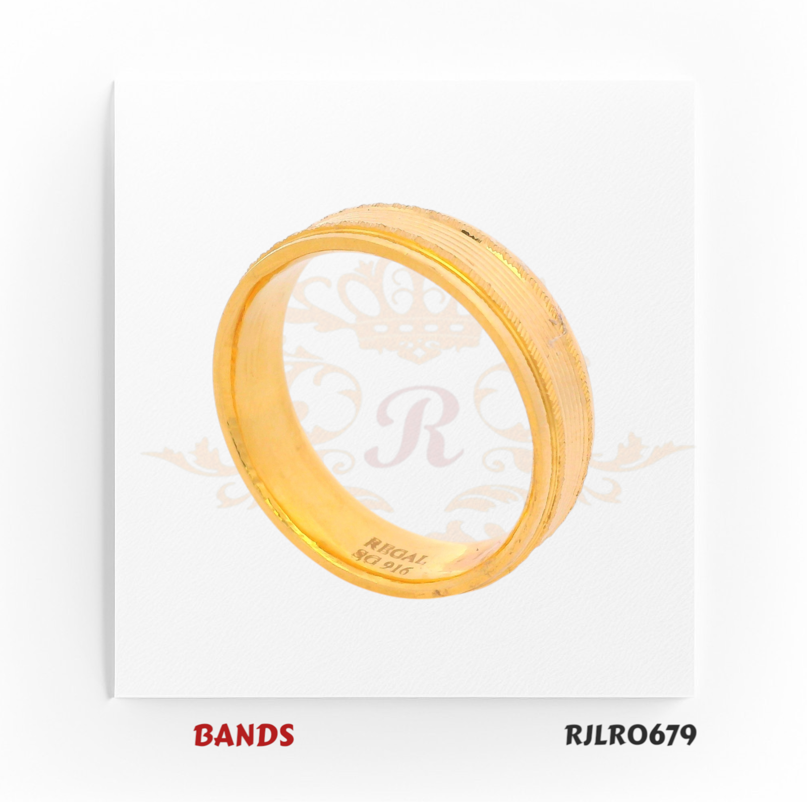 Classic 22kt yellow gold ring featuring finely grooved borders for a touch of refined craftsmanship in a traditional design. Model RJLR0679