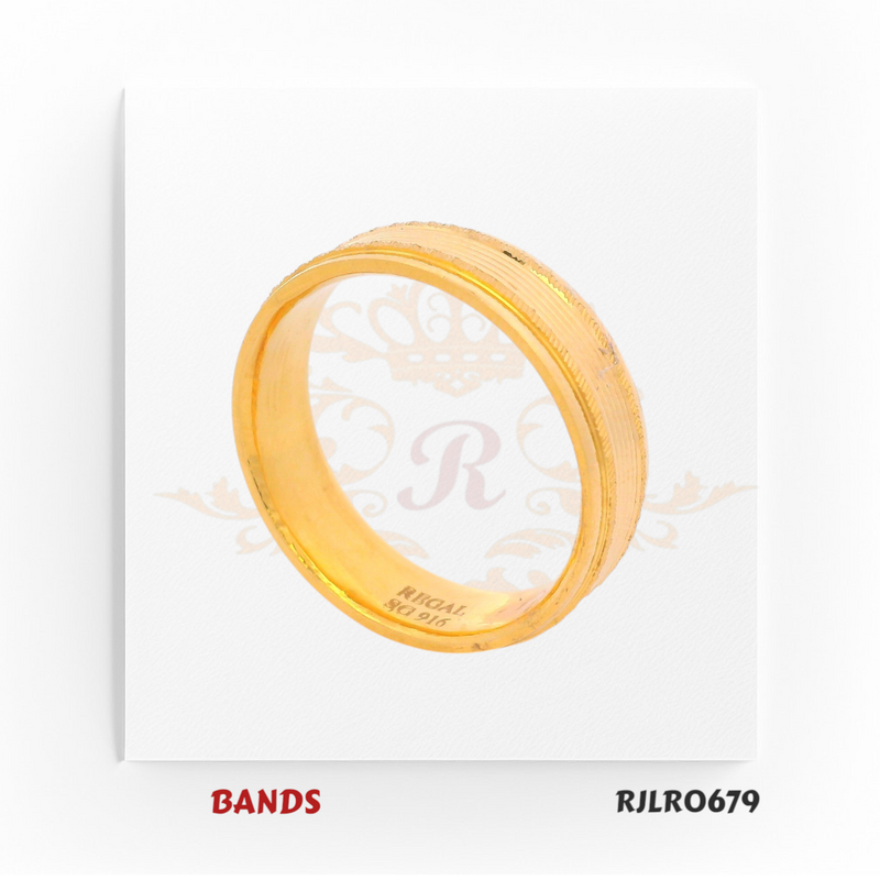 Classic 22kt yellow gold ring featuring finely grooved borders for a touch of refined craftsmanship in a traditional design. Model RJLR0679