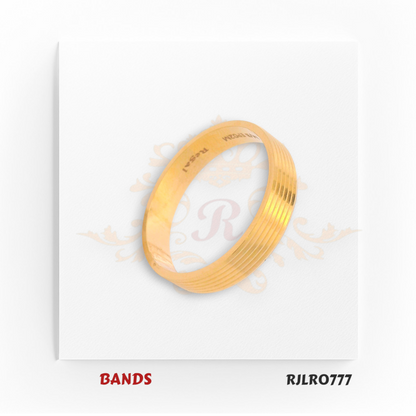 Elegant and minimal, this 22kt yellow gold band features fine parallel ridges for a sophisticated textured look. Model RJLR0777 blends classic style with modern simplicity.