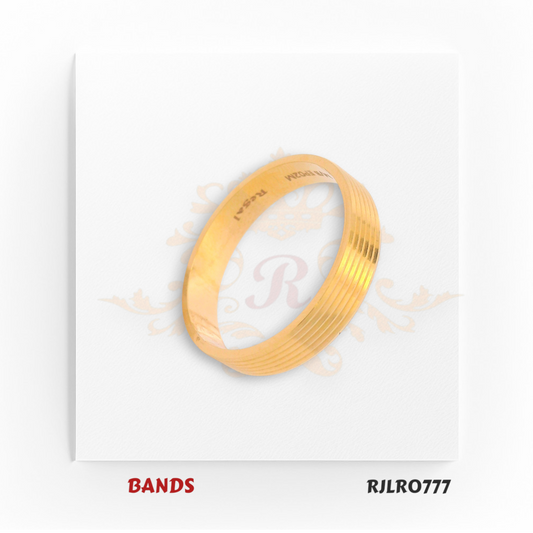 Elegant and minimal, this 22kt yellow gold band features fine parallel ridges for a sophisticated textured look. Model RJLR0777 blends classic style with modern simplicity.