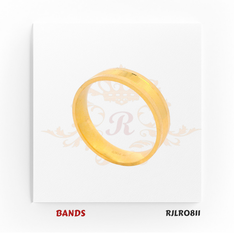 Elegant and minimal 22kt yellow gold ring with fine edge-line detailing, crafted for timeless appeal and perfect for both daily wear and formal occasions. Model RJLR0811.