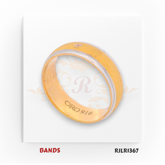 Crafted in 22kt two-tone gold, this band pairs bold yellow gold edges with a crisp white gold center and a brilliant diamond touch. Model RJLR1367 offers a striking balance of contemporary style and classic elegance.