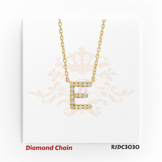 Sophisticated yellow gold necklace featuring a bold “E”-shaped pendant, beautifully set with sparkling round-cut white diamonds. Suspended from a classic gold link chain, model RJDC3030 exudes elegance and refined style.