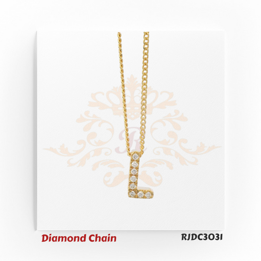 Graceful yellow gold necklace with an “L”-shaped pendant, beautifully accented with sparkling round-cut diamonds. Suspended from a twisted gold chain, model RJDC3031 embodies refined elegance and timeless charm.