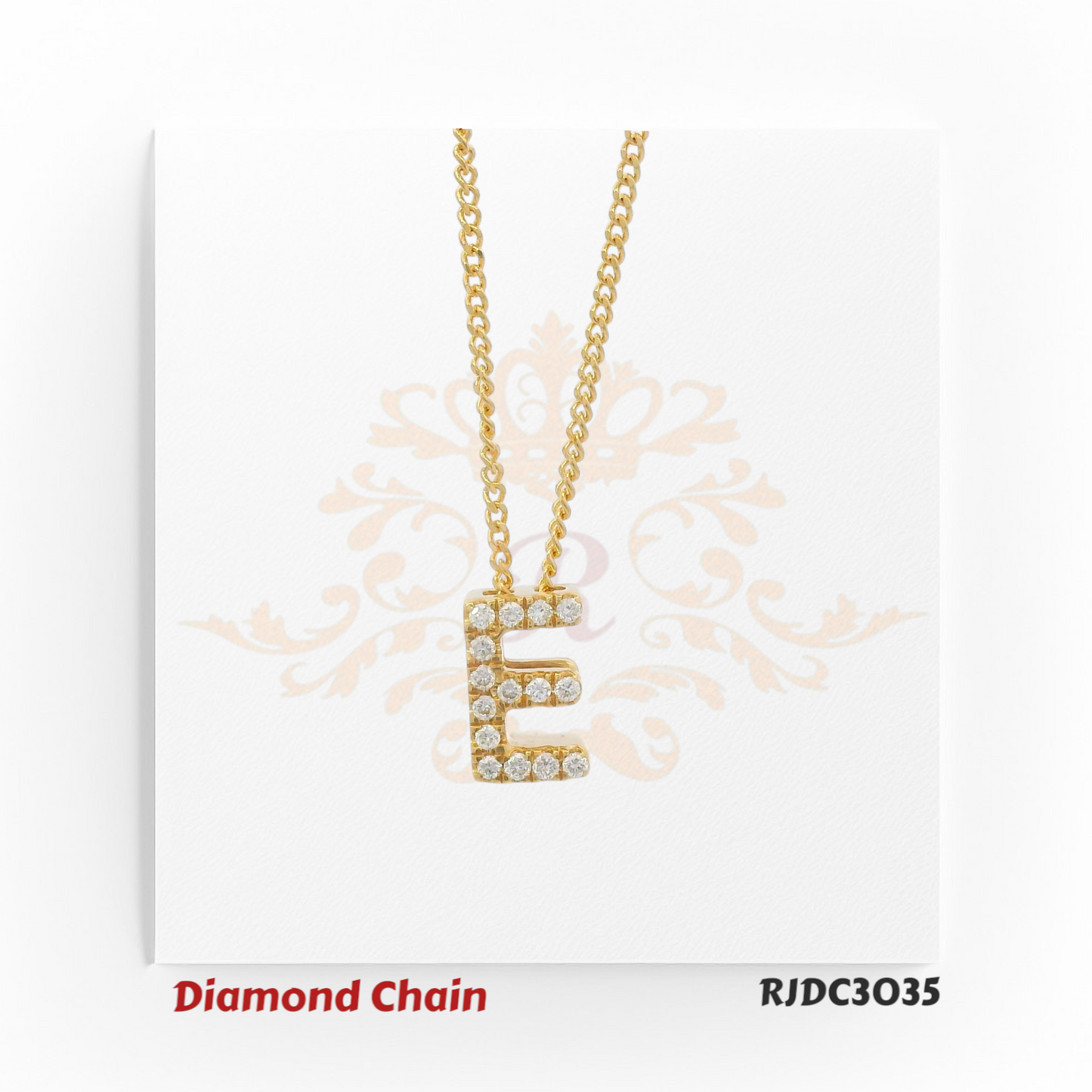 Stylish yellow gold necklace with an “E”-shaped pendant, beautifully embellished with sparkling round-cut diamonds. Hung from a twisted rope-style gold chain, model RJDC3035 offers a perfect blend of elegance and modern charm.