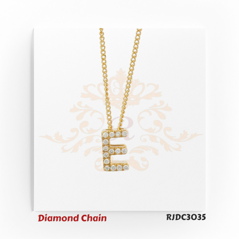 Stylish yellow gold necklace with an “E”-shaped pendant, beautifully embellished with sparkling round-cut diamonds. Hung from a twisted rope-style gold chain, model RJDC3035 offers a perfect blend of elegance and modern charm.