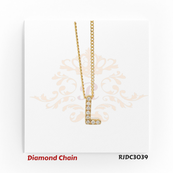 Sleek yellow gold necklace featuring an “L”-shaped pendant, beautifully encrusted with shimmering round-cut diamonds. Paired with a refined twisted rope-style gold chain, model RJDC3039 embodies understated elegance.