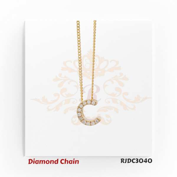 Sleek yellow gold necklace with a sparkling “C”-shaped pendant, beautifully set with brilliant round-cut diamonds. Paired with a twisted gold chain, model RJDC3040 exudes elegance and timeless charm.