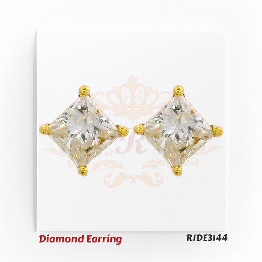 18kt yellow gold princess-cut diamond stud earrings with 0.240ct VVS2-VS1 F-G diamonds, 0.290gm total weight