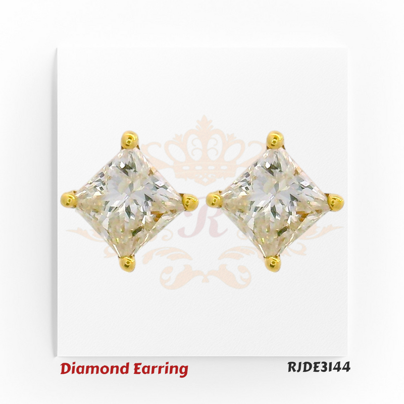 18kt yellow gold princess-cut diamond stud earrings with 0.240ct VVS2-VS1 F-G diamonds, 0.290gm total weight