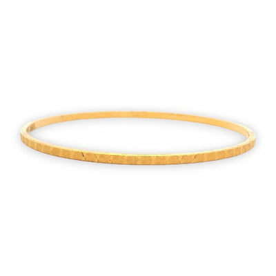 22kt Gold Slim Bangle – Lightweight Hammered Kada, Minimalist Single Piece Close-Up – RJLB3554B
