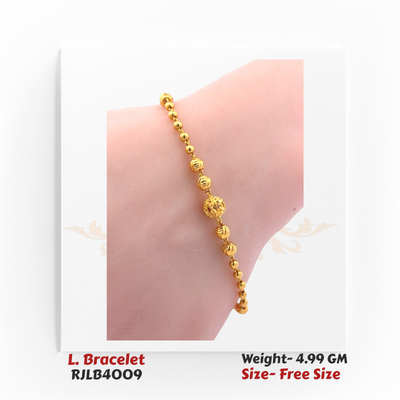 Minimalist ladies’ bracelet composed of smooth and textured yellow gold beads, with a larger ornate bead centerpiece. RJLB4009