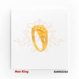 Simple yet sophisticated men’s gold ring featuring a square face with a discreet four-leaf clover motif, complemented by smooth, streamlined lines. Model RJMR0254.