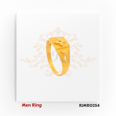 Simple yet sophisticated men’s gold ring featuring a square face with a discreet four-leaf clover motif, complemented by smooth, streamlined lines. Model RJMR0254.