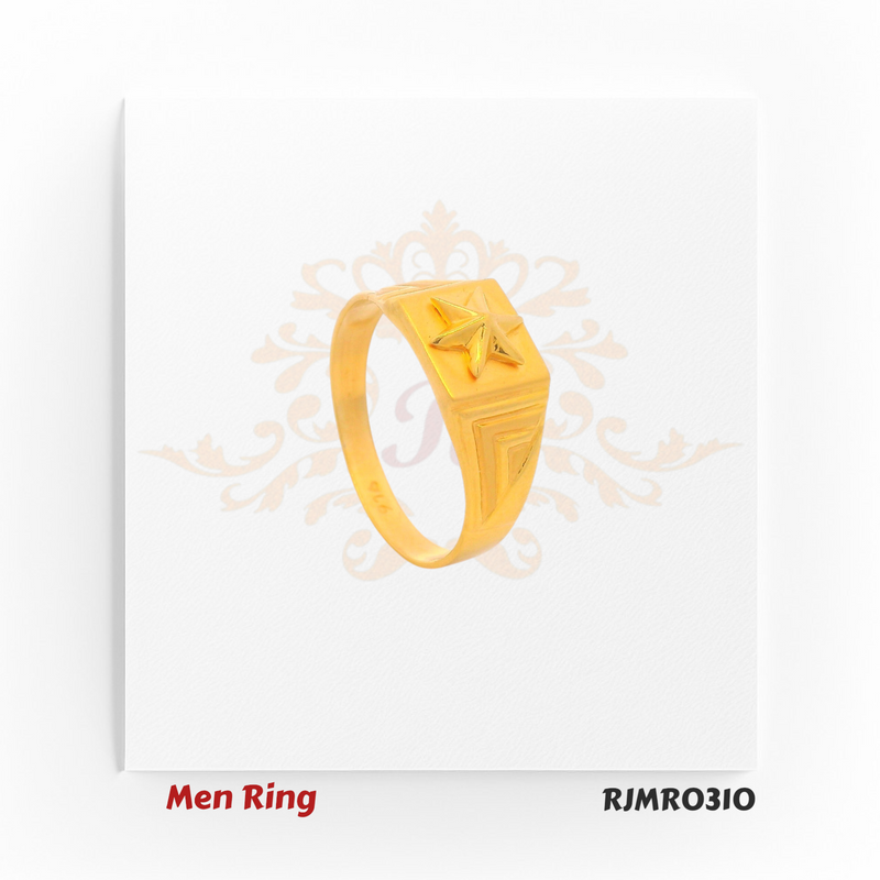 Gold ring for men with a sleek rectangular top, adorned with a prominent star design and chevron-patterned detailing for a distinctive modern look. Model RJMR0310.