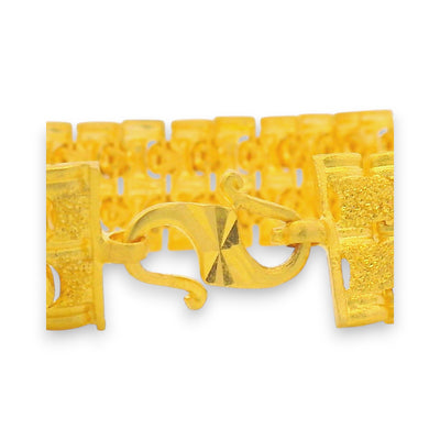 Close-up of secure clasp mechanism on 22kt gold men’s bracelet with textured links – RJMB0093.