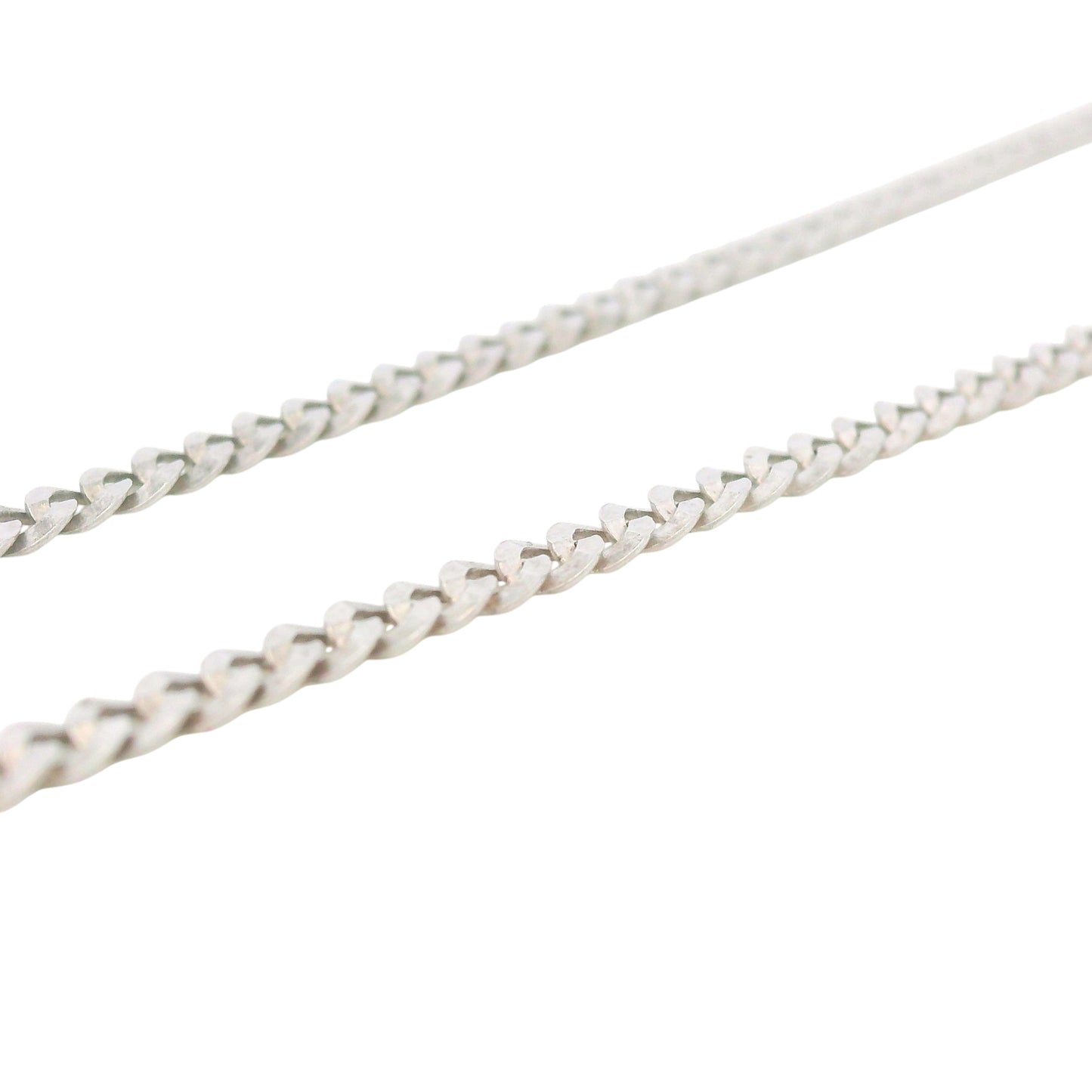Close-up of sterling silver curb chain with polished links, durable and stylish unisex jewelry – Regal Jewels Chicago RJSC0008