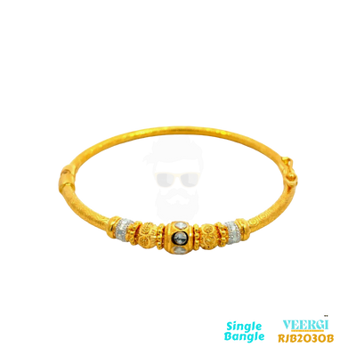 A 22kt gold 2-tone bangle that is made in 2-tone rhodium and yellow gold with 5 balls in graduating size is a stunning piece of jewelry. The 2-tone design adds an interesting contras Weight: 14.70