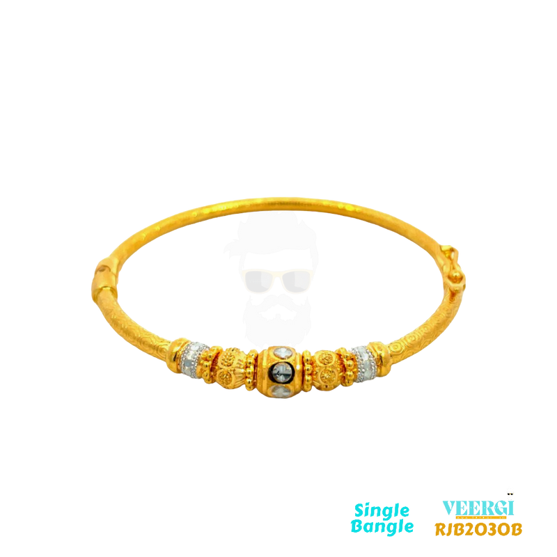 A 22kt gold 2-tone bangle that is made in 2-tone rhodium and yellow gold with 5 balls in graduating size is a stunning piece of jewelry. The 2-tone design adds an interesting contras Weight: 14.70